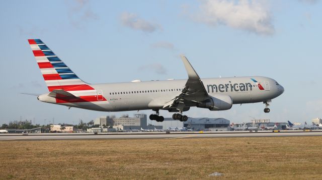 BOEING 767-300 (N379AA)