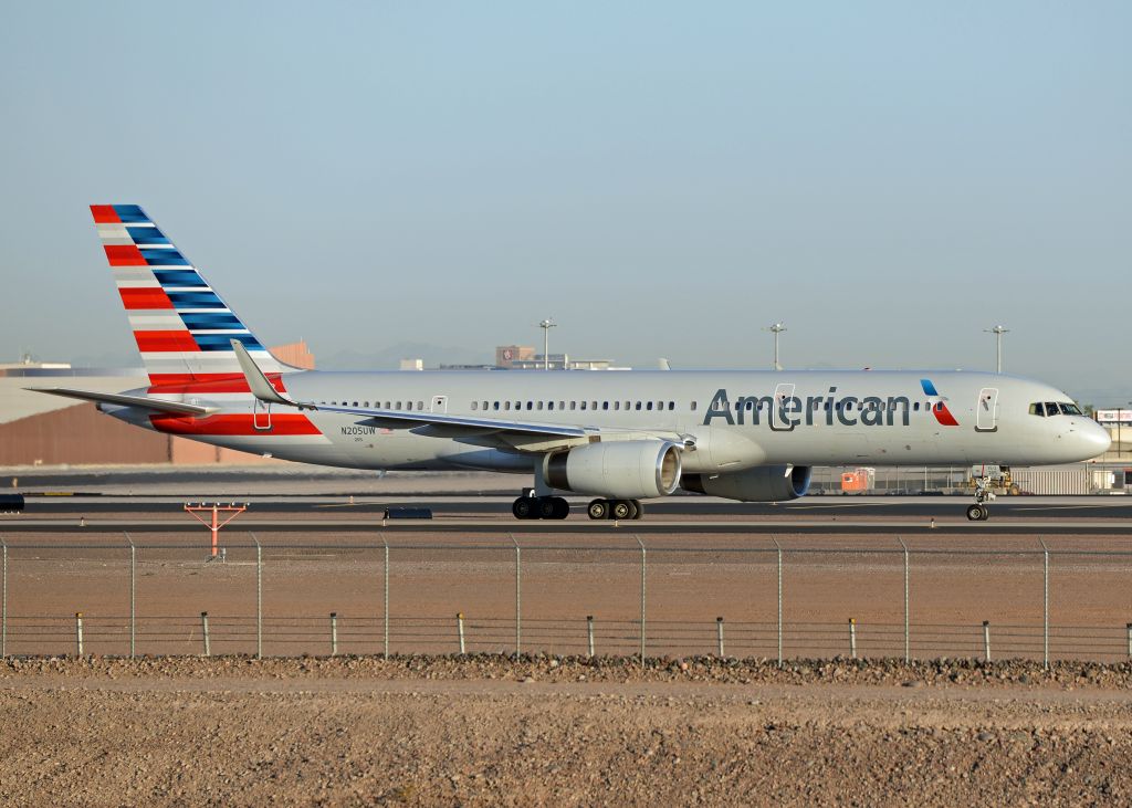 Boeing 757-200 (N205UW)