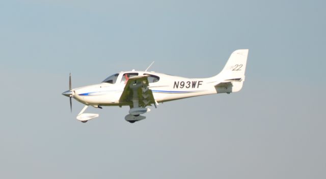 Cirrus SR-22 (N93WF) - Final approach to runway 36 at Airventure 2018.