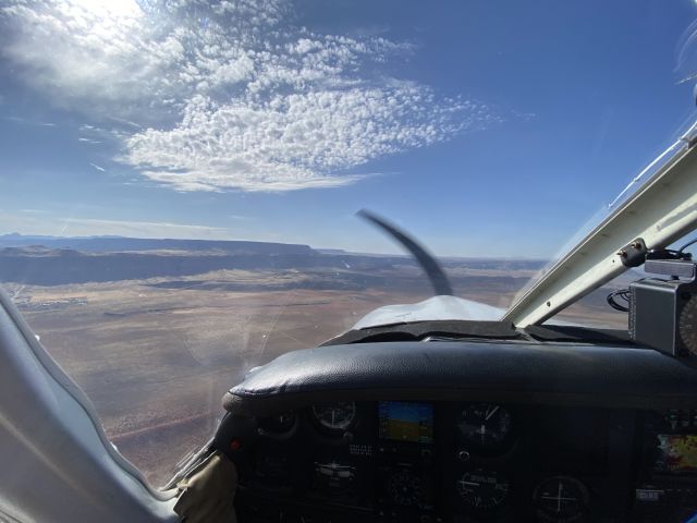 Piper Cherokee (N40993) - Looking out cockpit window