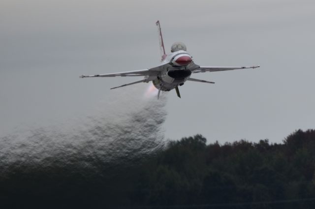 Lockheed F-16 Fighting Falcon — - USAF Thunderbird taking off from Martin State Airport for Maryland Fleet Week