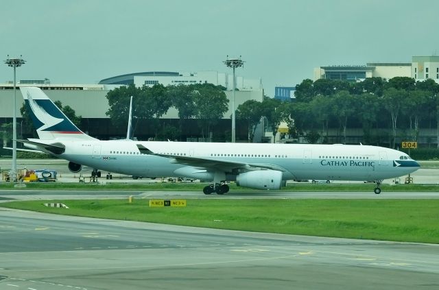 Airbus A330-300 (B-LAX) - Taxing at SIN (2016/11/05)