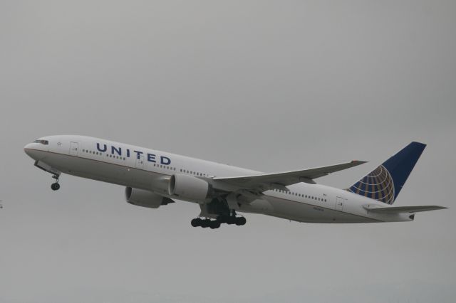 Boeing 777-200 (N226UA) - Imperial Hill