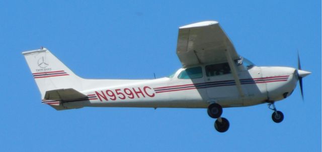 Cessna Skyhawk (N959HC) - N959HC over CVO on 16th April 2021.