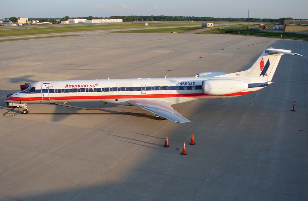 Embraer ERJ-145 (N680AE)