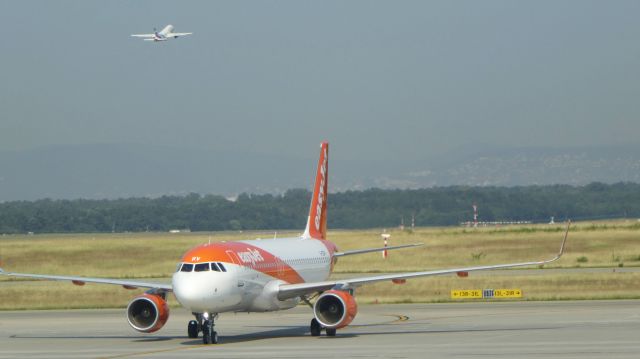 Airbus A320 (G-EZRV)