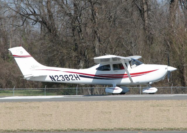 Cessna Skylane (N2382H) - Taking off from 14 at the Downtown Shreveport airport.