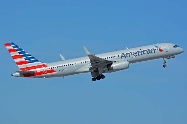 Boeing 757-200 (N201UU) - American Boeing 757-2B7 N201UU at Phoenix Sky Harbor on January 25, 2018.  