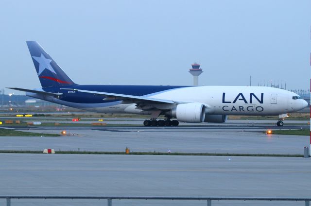 BOEING 777-200LR (N772LA)