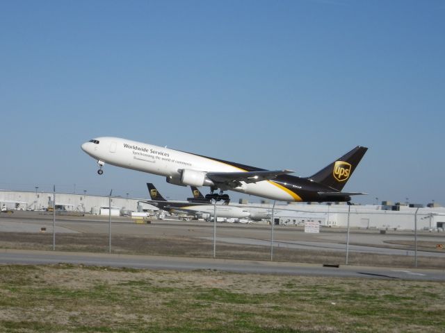 BOEING 767-300 (N344UP)