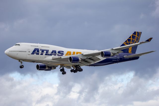 Boeing 747-400 (N480MC) - GTI8054 Heavy on final for 21L with the Baltimore Ravens onboard.