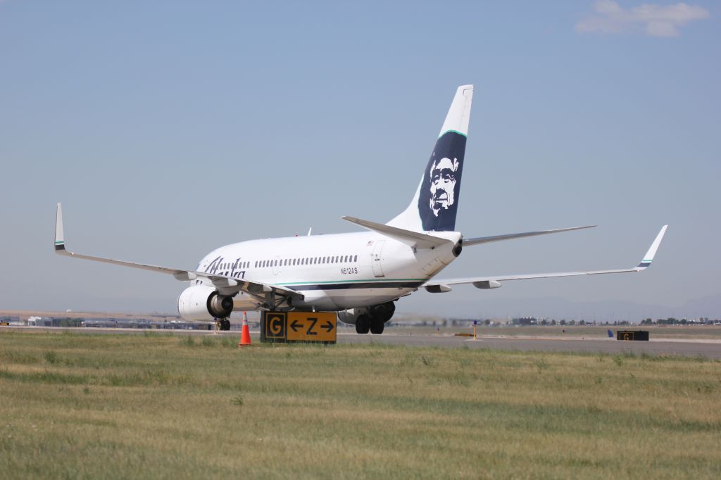 Boeing 737-800 (N612AS) - Taxiing to its gate after landing on 34R.