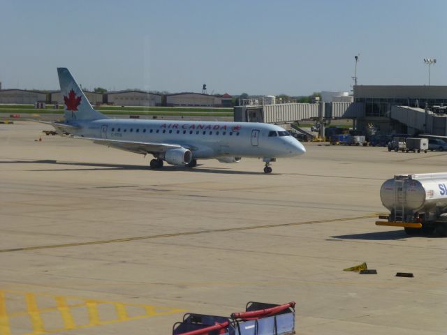 Embraer 175 (C-FEIQ)