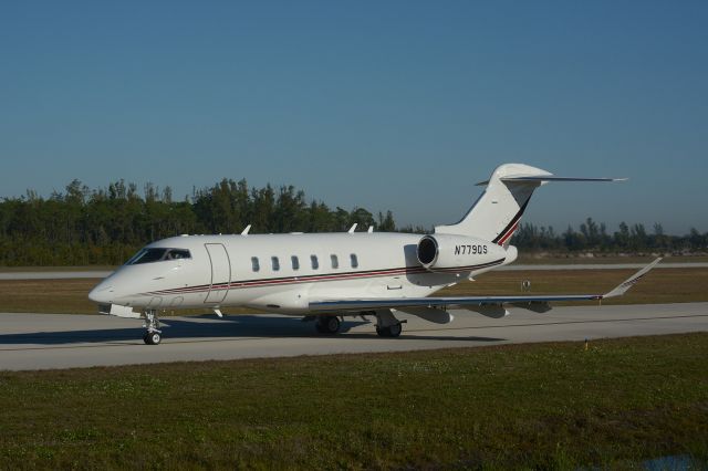 Bombardier Challenger 300 (N779QS)