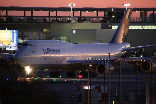 BOEING 747-8 (D-ABYS)