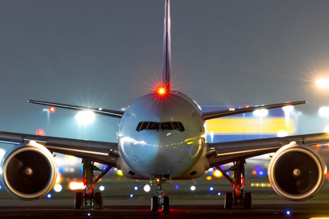 Boeing 777-200 (N774LA) - no lights on, taken in absolute darkness !!