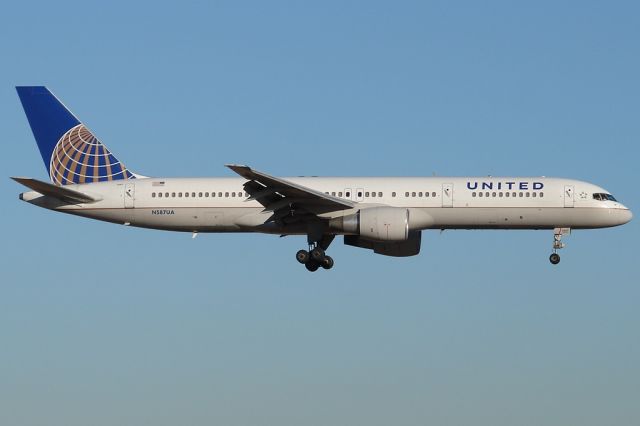 Boeing 757-200 (N587UA)