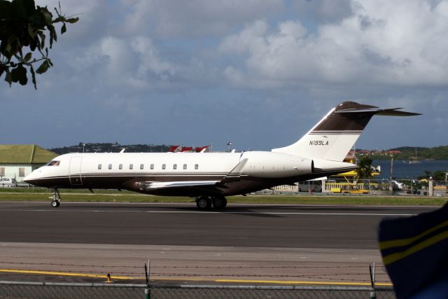 Bombardier Global 5000 (N199LA) - Back-taxiing rwy 10 having arrived from KCMH on 01-Jan-14.