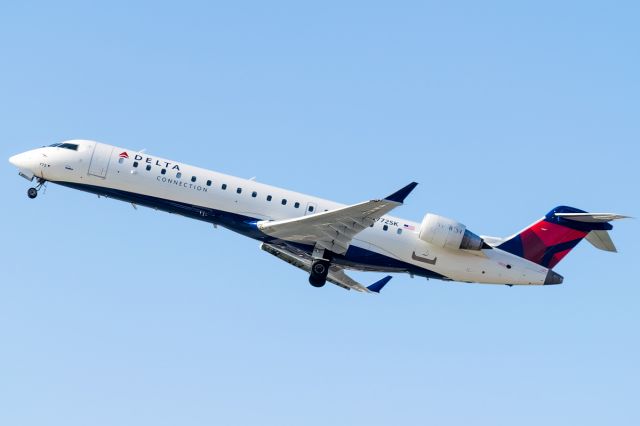 Canadair Regional Jet CRJ-700 (N772SK) - Heading back to Salt Lake City goes this SkyWest CRJ-700