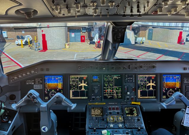Embraer 175 (N748YX) - Cockpit of N748YX, EWR - CLE.