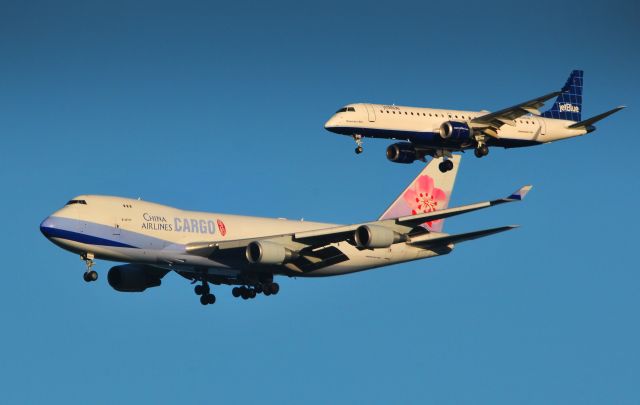 Boeing 747-400 (B-18717) - China Airlines Cargo and Jet Blues( Rhapsody in Blue) in a tandem approach to SFO on runways 28L and 28R.