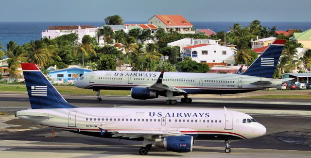 Boeing 757-200 (N939UW)