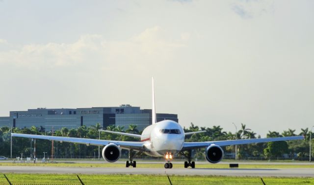 BOEING 767-300 (N363CM)