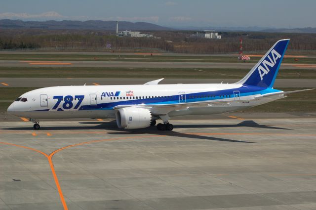 Boeing 787-8 (JA813A) - Boeing 787-881 c/n 34521/67 ANA resumed Boeing 787 Dreamliner flights Skills training of pilot began. May 17 2013 at RJCC