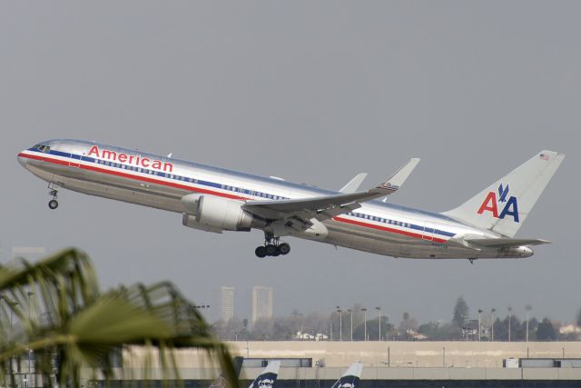 BOEING 767-300 (N347AN) - N347AN  Boeing  B767-323  AAL  KLAX  20130304  4029