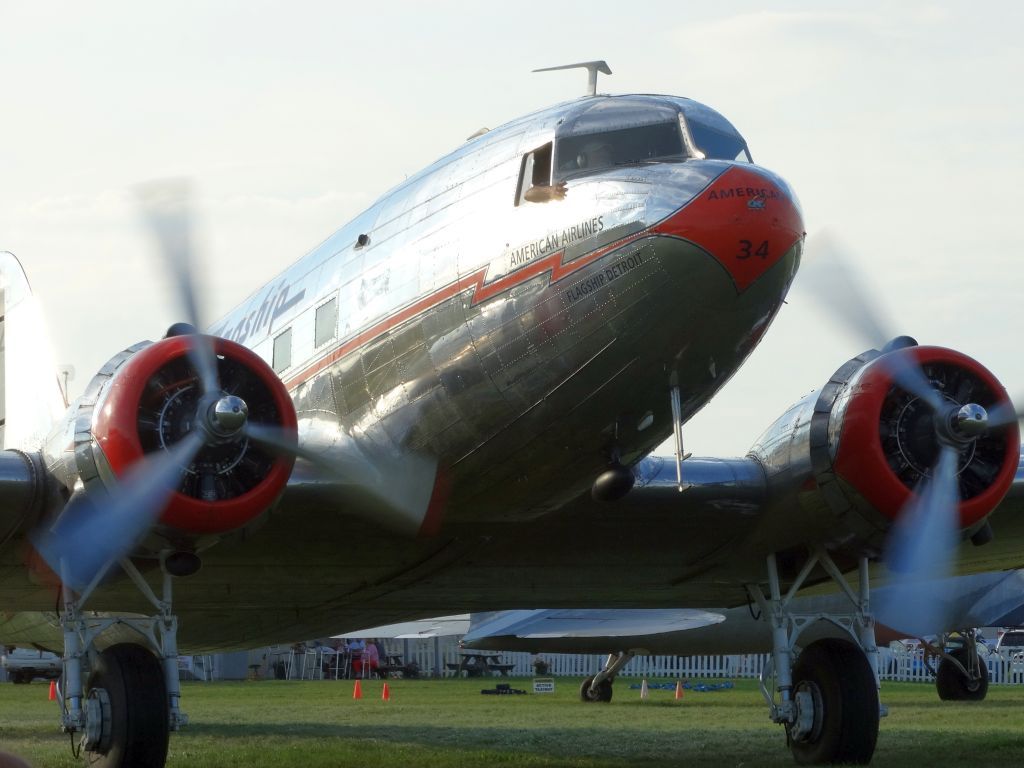 Douglas DC-3 (N17334)