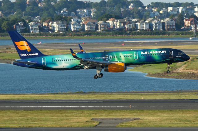 Boeing 757-200 (TF-FIU) - Hekla Aurora arriving on 15R