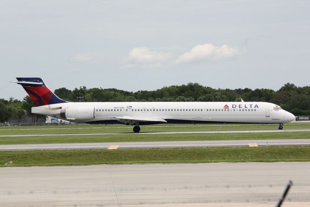 McDonnell Douglas MD-90 (N957DN) - Delta Flight 1678 (N957DN) arrives at Sarasota-Bradenton International Airport following a flight from Hartsfield-Jackson International Airport