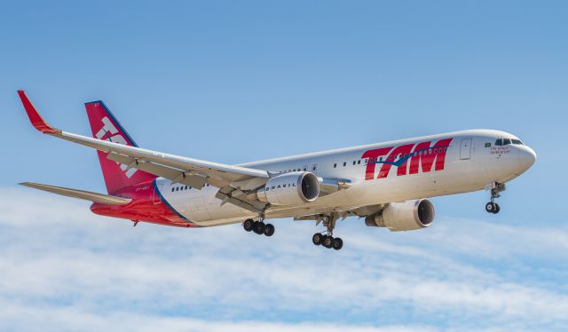 BOEING 767-300 (PT-MSY) - TAMs inaugural flight into YYZ