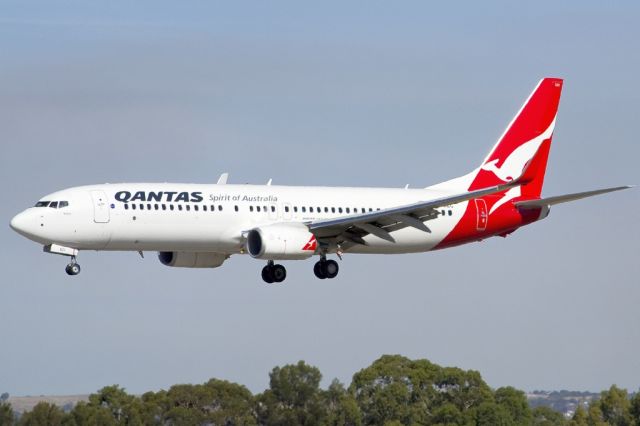 Boeing 737-800 (VH-ZXC) - On short finals for runway 05. Friday, 19th April 2013.