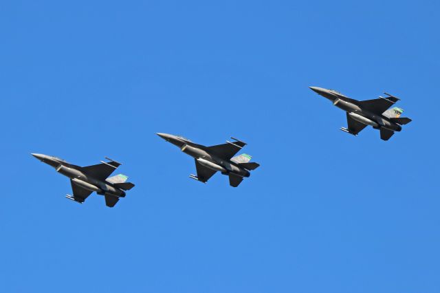 Lockheed F-16 Fighting Falcon (90-0702) - Three USAF Lockheed F-16CM’s arriving at AirShow London 2017 late Friday afternoon 22 Sept 2017. The aircraft shown here from the 180th Fighter Wing, 112th Fighter Squadron, Ohio Air National Guard, Toledo, Ohio include 90-0702, 89-2129, and 89-2112.
