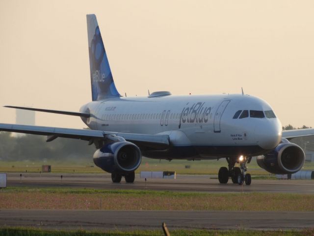 Airbus A320 (N630JB)