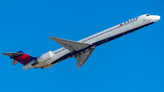 McDonnell Douglas MD-90 (N936DN) - Departing 22br /10/28/18