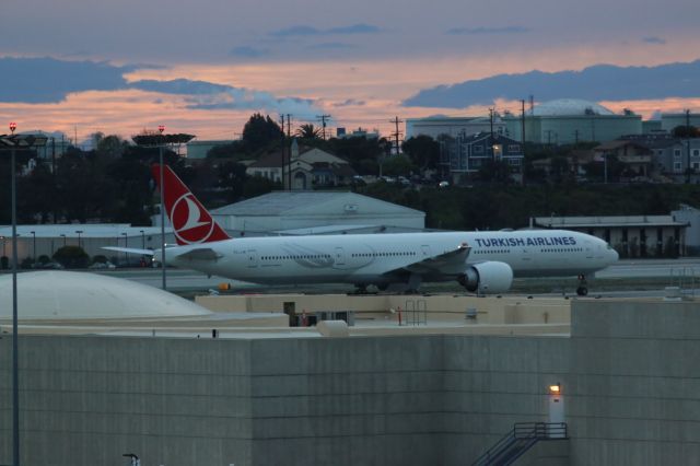 BOEING 777-300ER (TC-JJE)