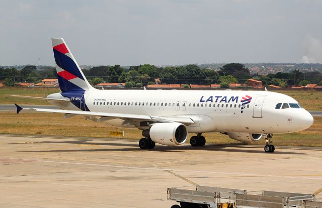 Airbus A320 (PR-MHU)