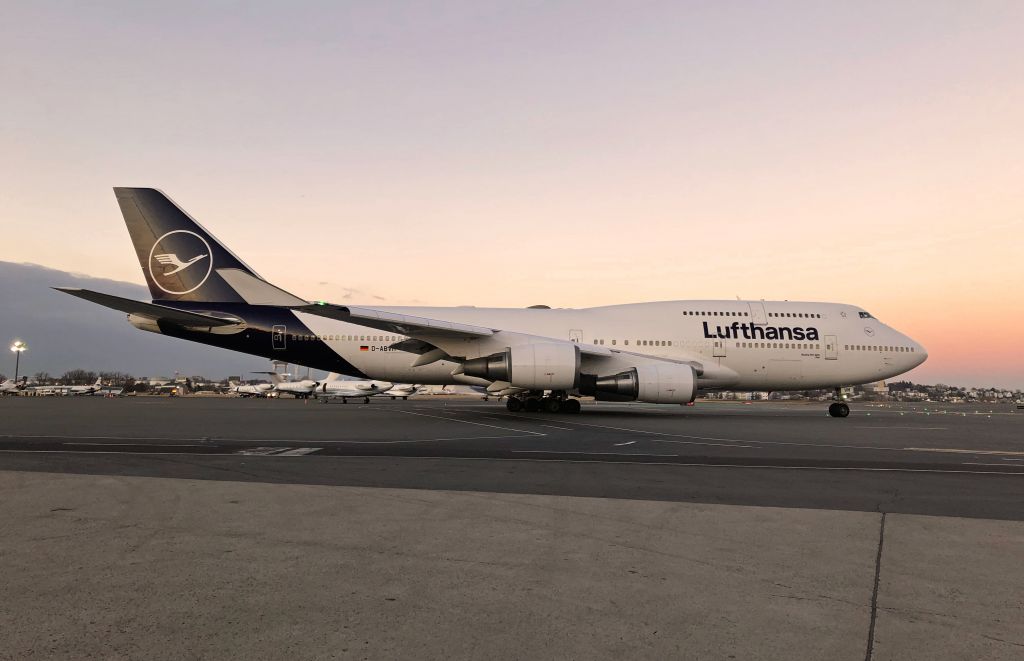 Boeing 747-400 (D-ABVM) - Victor Mike 