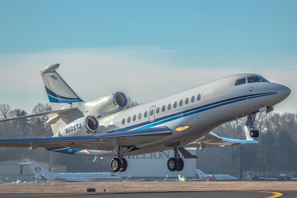 Dassault Falcon 7X (N606TJ) - Falcon 7x departing HPN