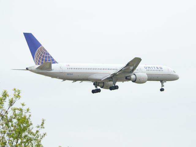 Boeing 757-200 (N575UA) - New united