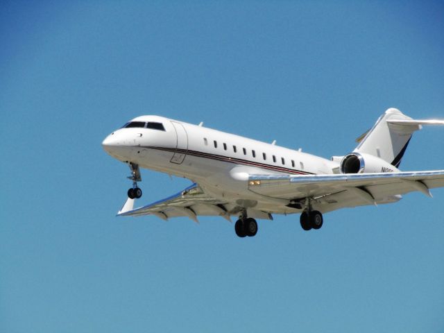 Bombardier Global 5000 (N113QS) - Landing RWY 30