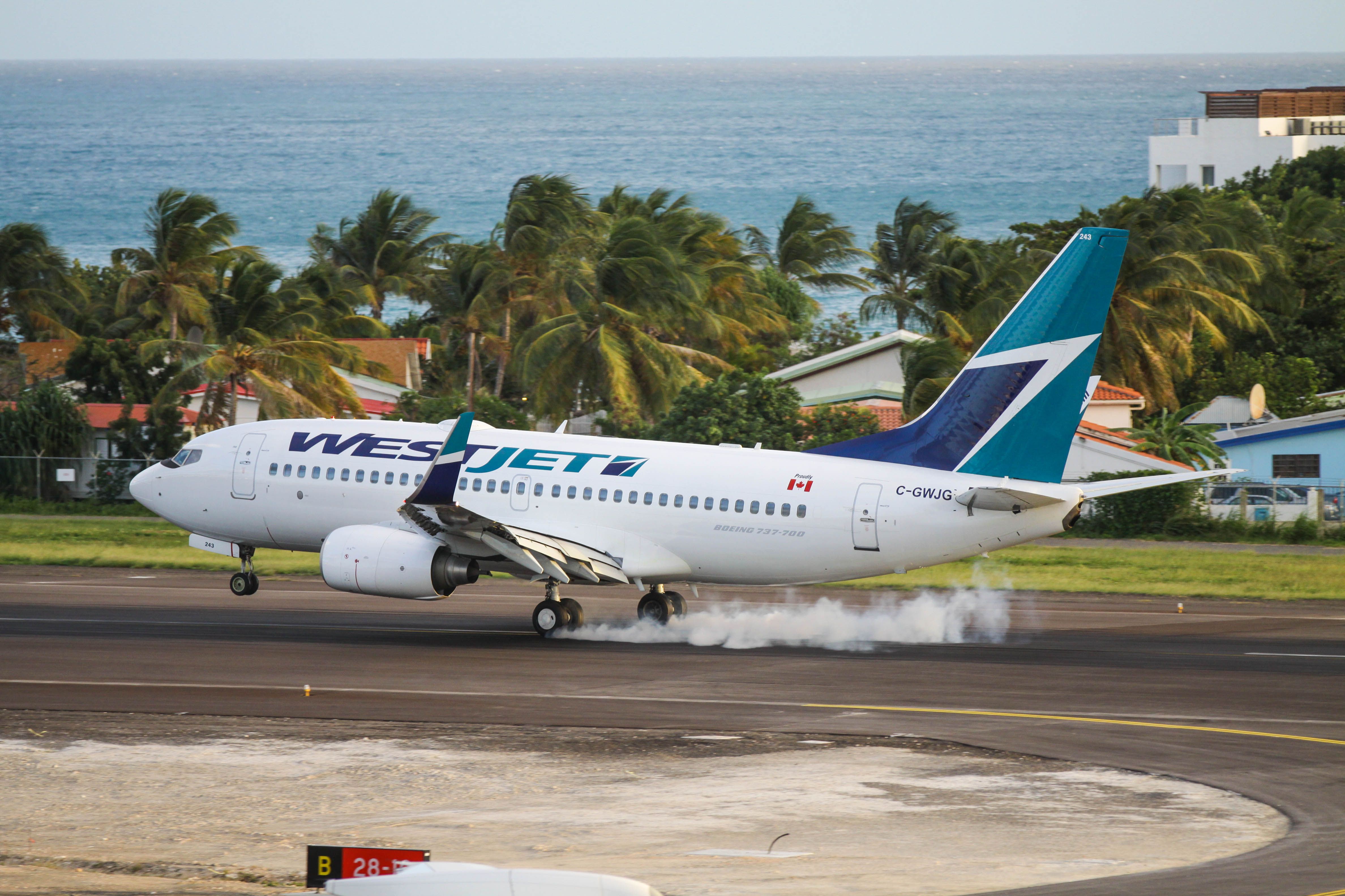 Boeing 737-700 (C-GWJG)