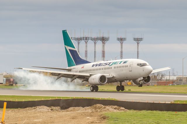 BOEING 737-600 (C-GWSJ) - Landing on the right main...