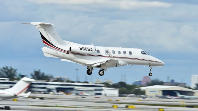 Embraer Phenom 300 (N85BZ)