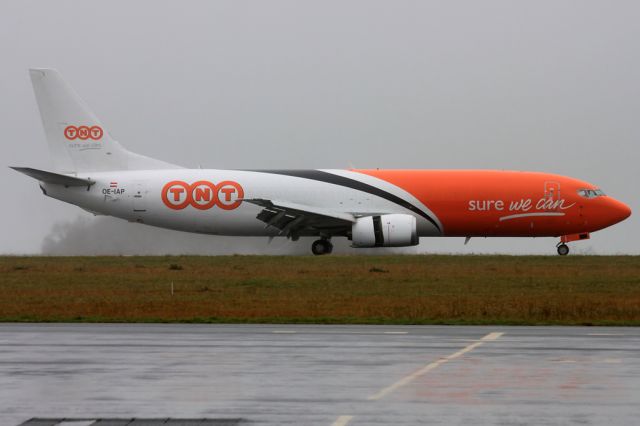 BOEING 737-400 (OE-IAP)