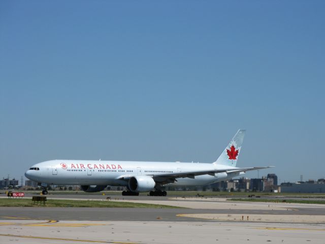 BOEING 777-300 (C-FITU)