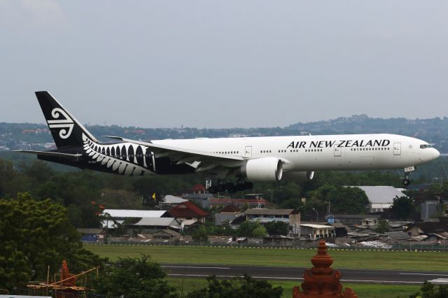 BOEING 777-300 (ZK-OKV)