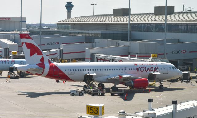 Airbus A320 (C-GFCH) - Air Canada Rouge Airbus A320-214 C-GFCH in Toronto 